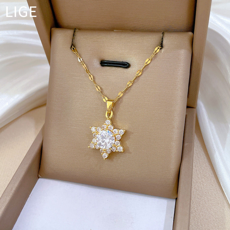 Collana in acciaio al titanio a forma di fiocco di neve in stile cartone animato con zirconi micro-incastonati da donna, delicata catena per clavicola