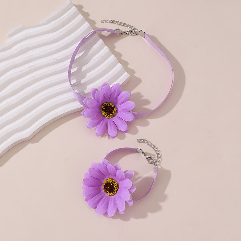 Collar Minimalista de Resina con Forma de Lazo para Niñas con Acabado Pulido y Cadena de Cuentas