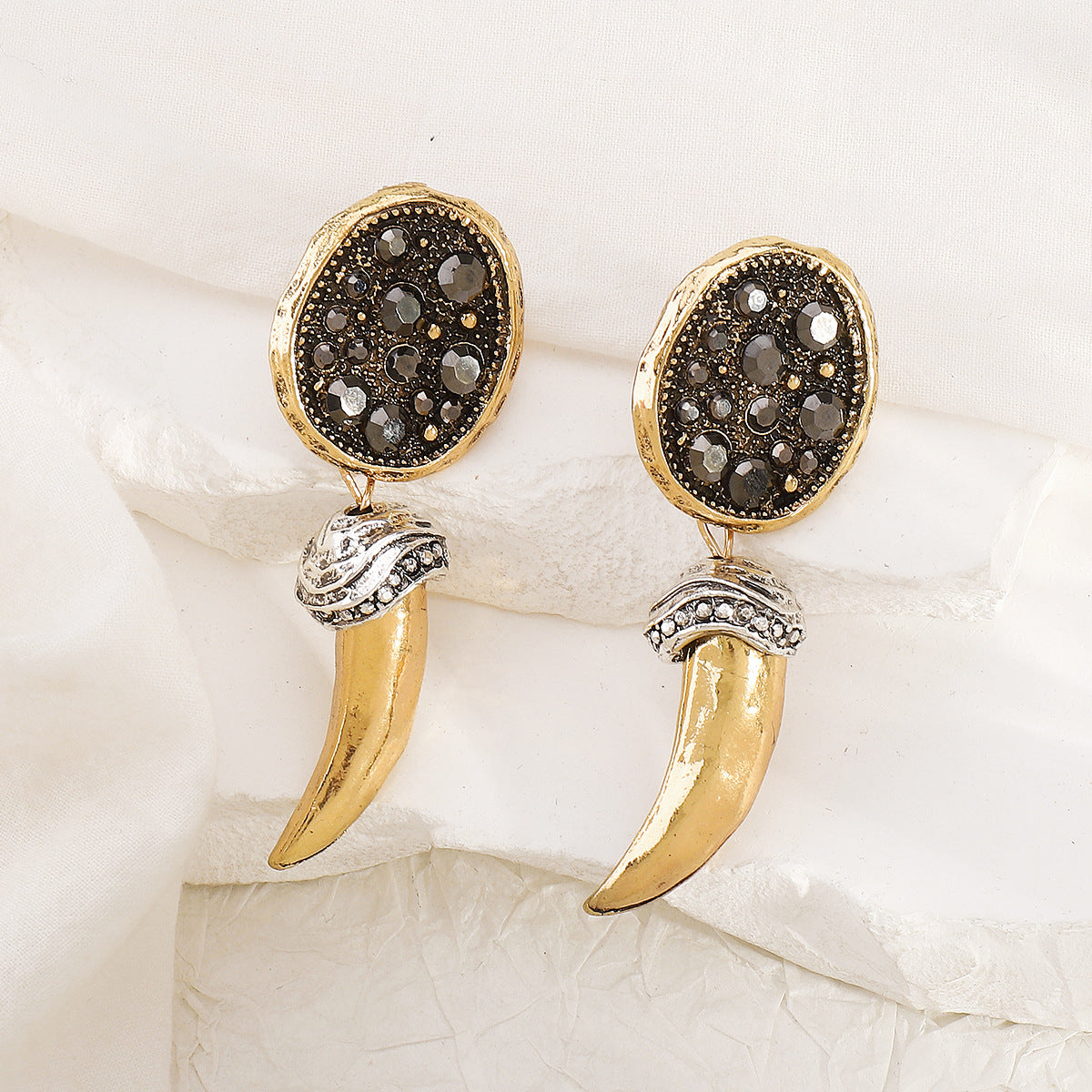 Orecchini da donna in lega a forma di corno geometrico in stile vintage con intarsio di strass
