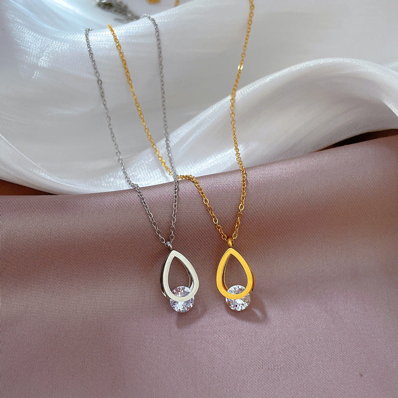 Collana Minimalista Geometrica in Acciaio Titanio con Finitura Placcata Oro e Ciondolo a Goccia d'Acqua in Zircone per Donna