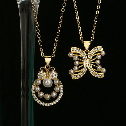 Collana con Pendente a Farfalla in Rame da Donna con Accenti di Zirconi e Perle, Catena a Clavicole Minimalista di Tendenza