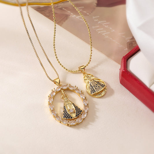 Collana con Pendente Minimalista Irregolare Geometrico della Madonna in Rame Placcato Oro 18K e Accenti di Zirconi per Donna