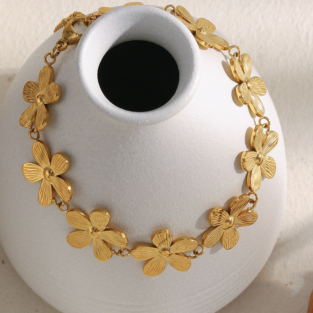 Minimalist Daisy Bracelet for Women in Stainless Steel with 18K Gold Plating, Floral Design, Fashion-Forward and Versatile Accessory