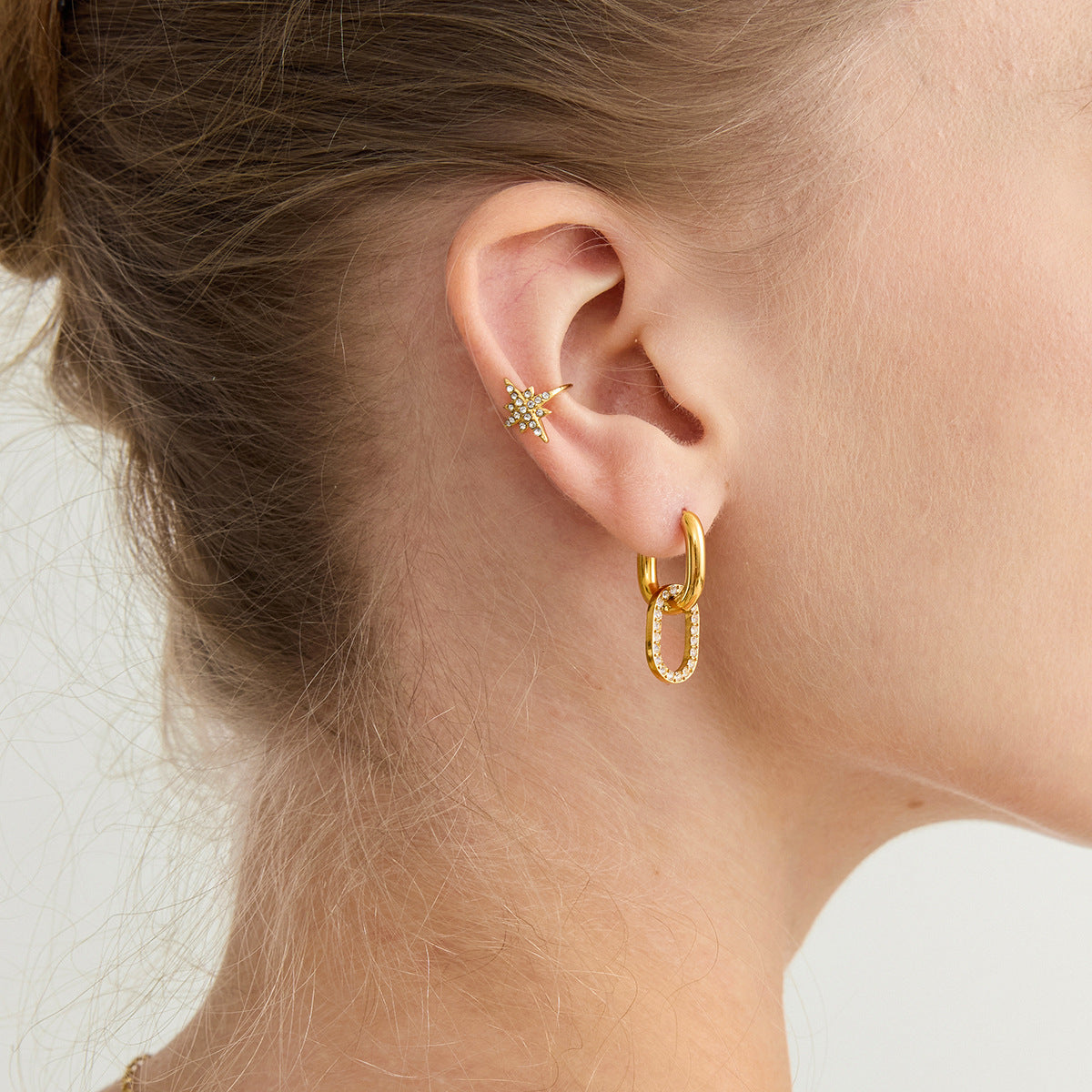Orecchini a clip ipoallergenici in acciaio inossidabile a forma di stella a otto punte con intarsio di zirconi, design di lusso elettroplaccato per donna