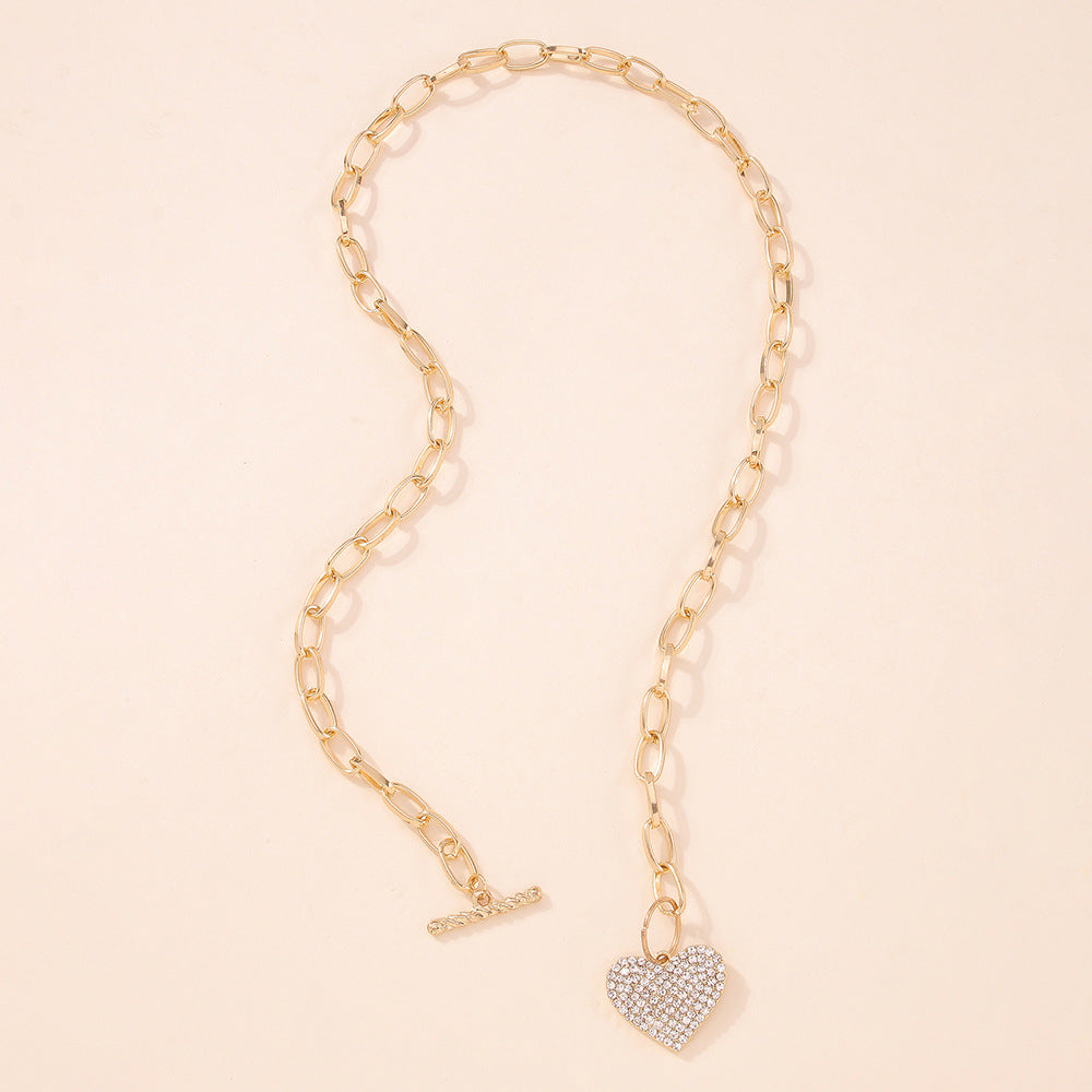 Collar de aleación con forma de corazón estilo Punk con incrustaciones de diamantes de imitación y acabado chapado en oro