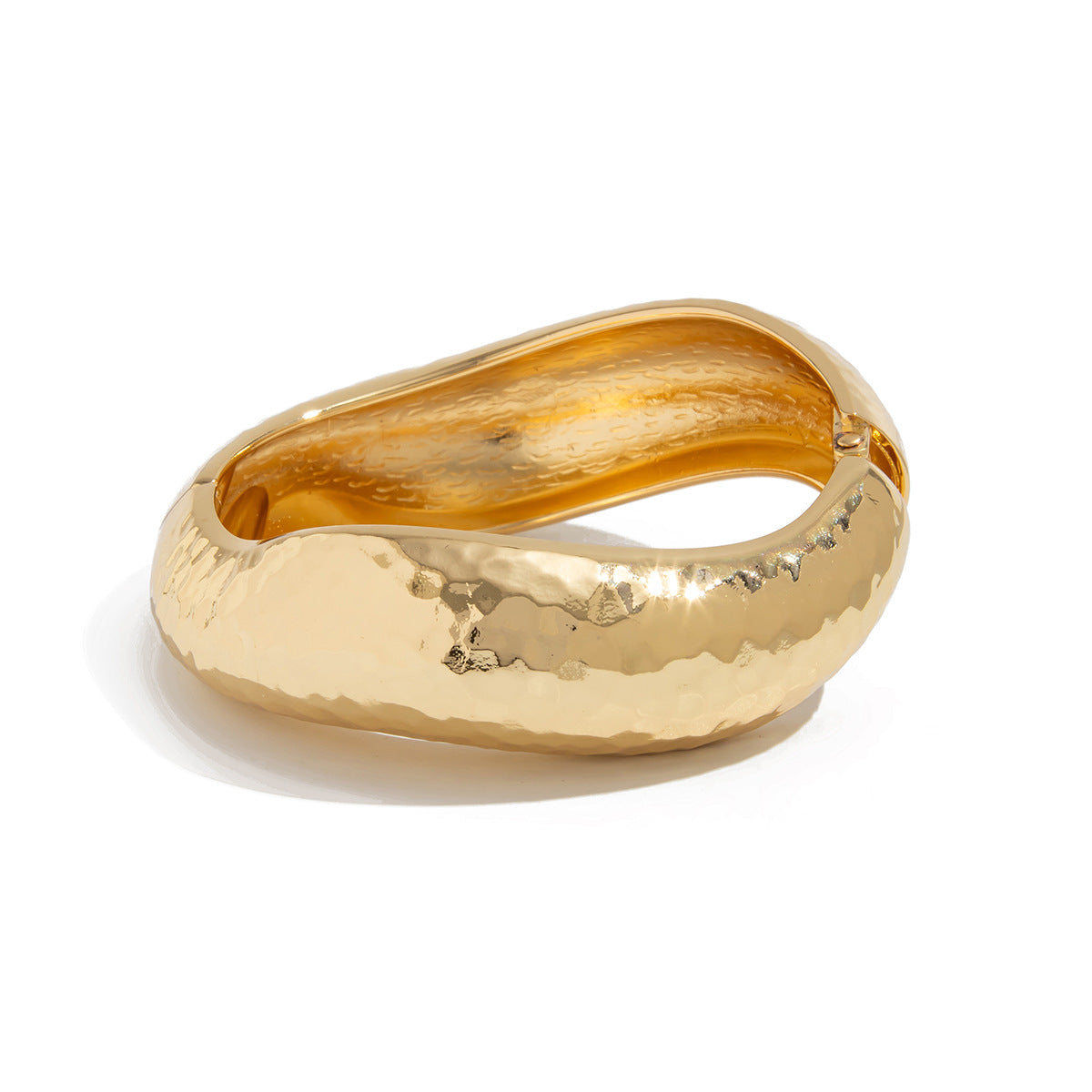 Bracciale da donna in lega martellata irregolare minimalista con chiusura a molla