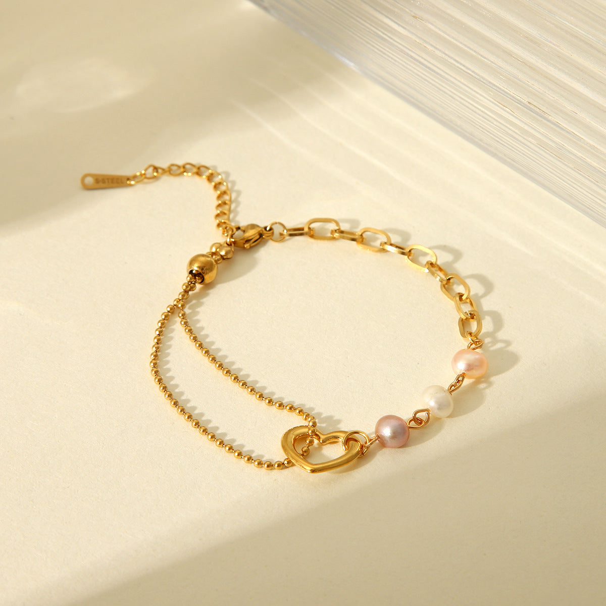 Bracciale da donna in acciaio inossidabile a forma di cuore stile vintage con inserti in perle e finitura placcata