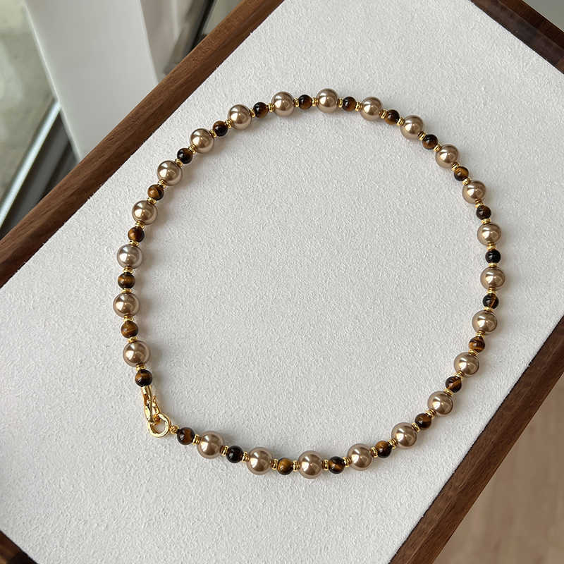 Collana pendente geometrica retrò con perle, charm in lega placcata oro e accenti di perle tonde da donna