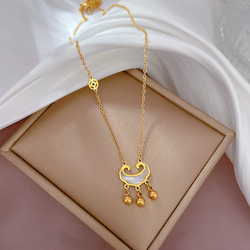 Collar con colgante geométrico estilo dibujo animado para mujer, hecho de acero de titanio con chapado en oro e incrustaciones de nácar