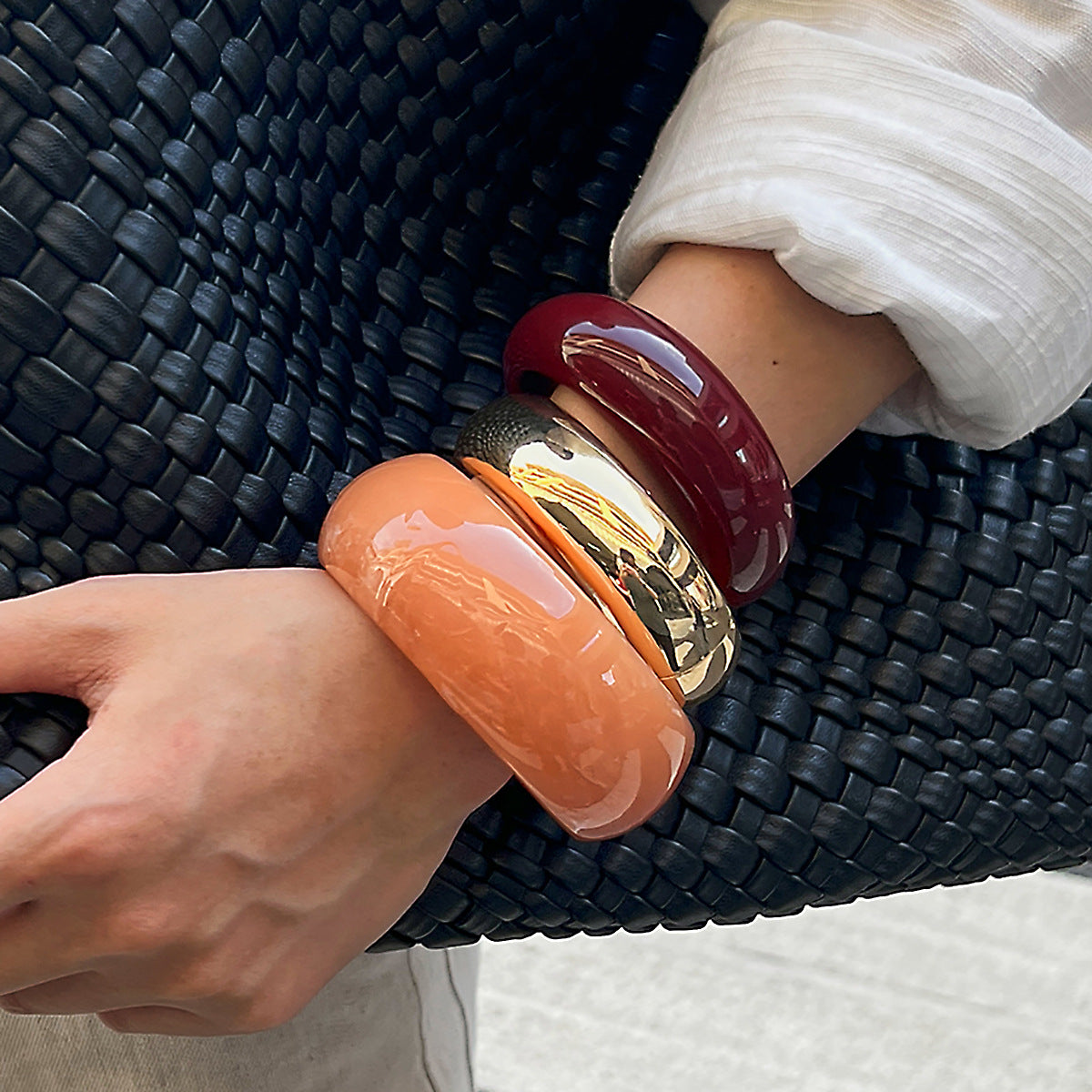 Brazalete ancho tipo puño grande con efecto degradado de inspiración vintage y acabado galvanizado para mujer