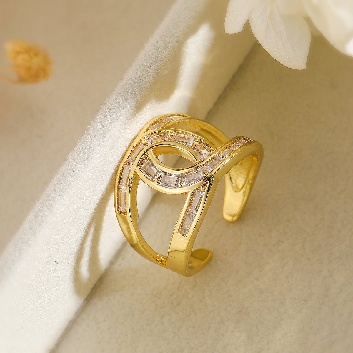 Anello aperto minimalista da donna in ottone, placcato oro, con intarsio di zirconi, dalla forma geometrica irregolare