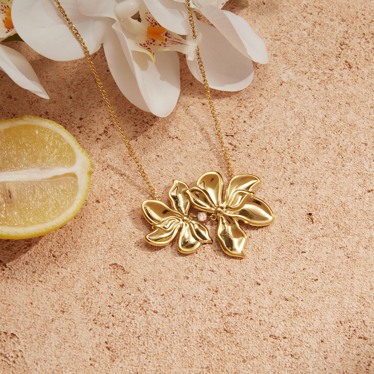 Collana con Ciondolo Geometrico in Acciaio al Titanio con Placcatura in Rodio da Donna, Accessorio di Moda Minimalista