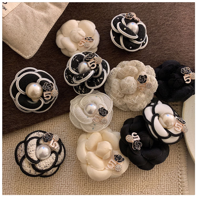 Spilla floreale di lusso con intarsio in strass e dettagli in perle per donna — Elegante accessorio per blazer di ispirazione vintage