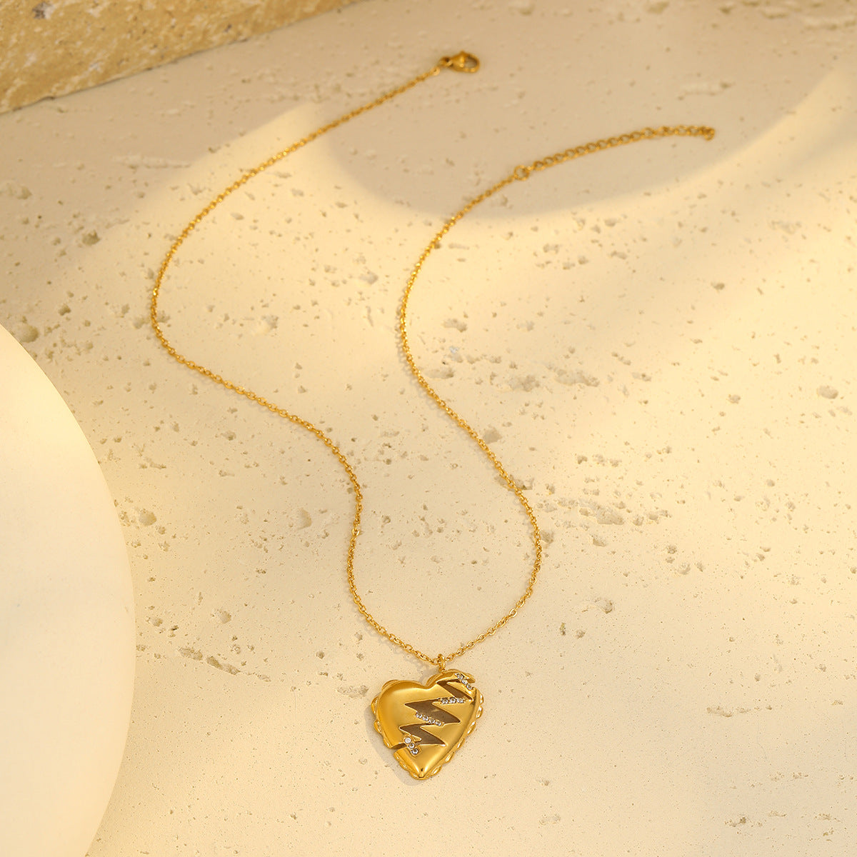 Collar Minimalista de Acero Inoxidable con Corazón, Baño de Oro de 18K e Incrustaciones de Pedrería para Mujer