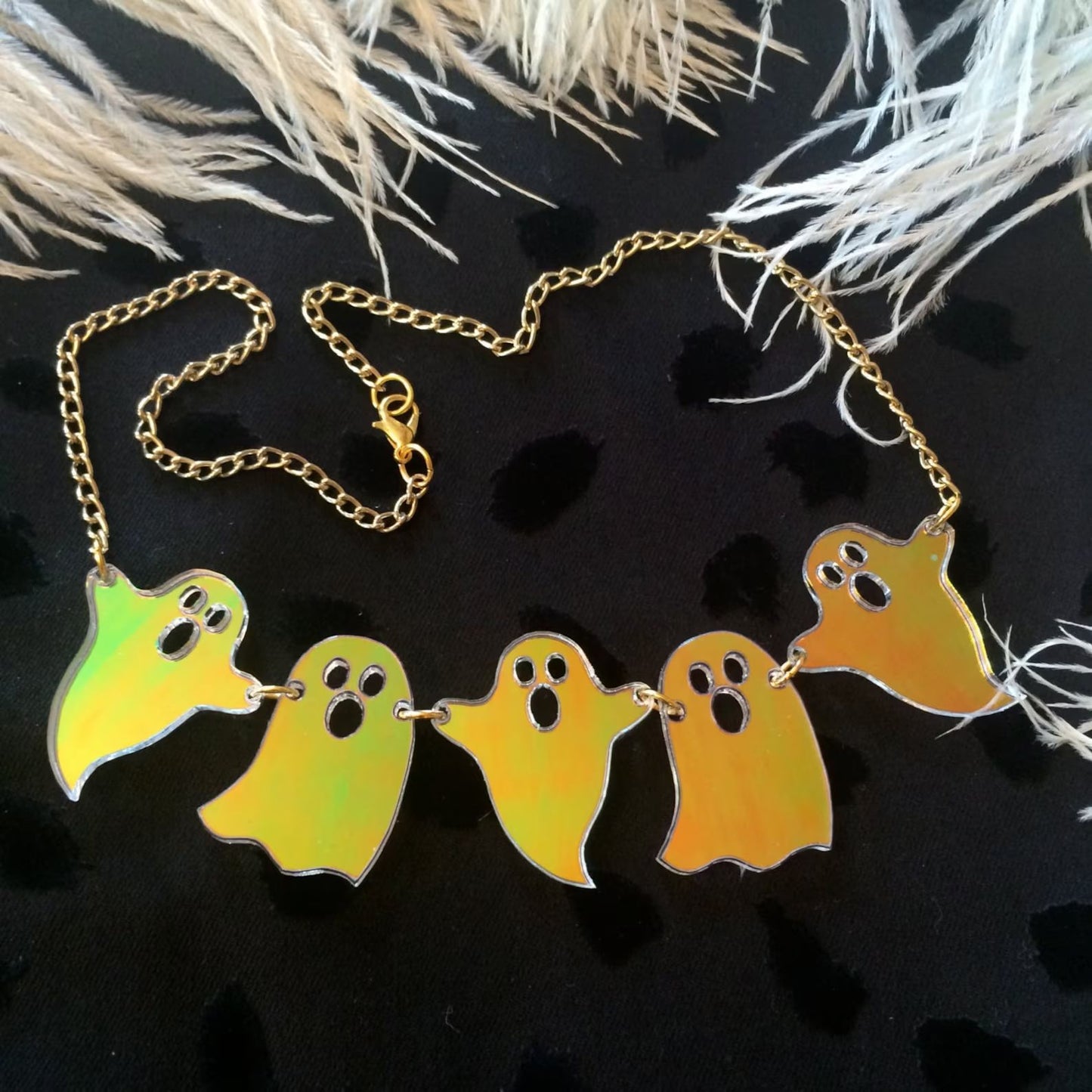 Collar con colgante de fantasma con temática de Halloween con dije acrílico holográfico iridiscente, diseño de personaje de dibujos animados, hecho a mano para mujer