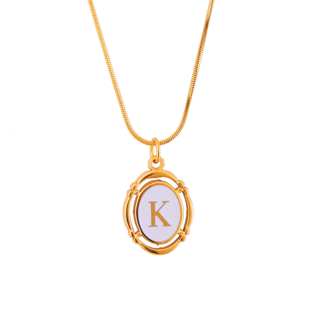 Collana con Pendente Ovale Minimalista a Forma di Lettera in Acciaio al Titanio Placcato Oro con Finitura Smaltata Unisex