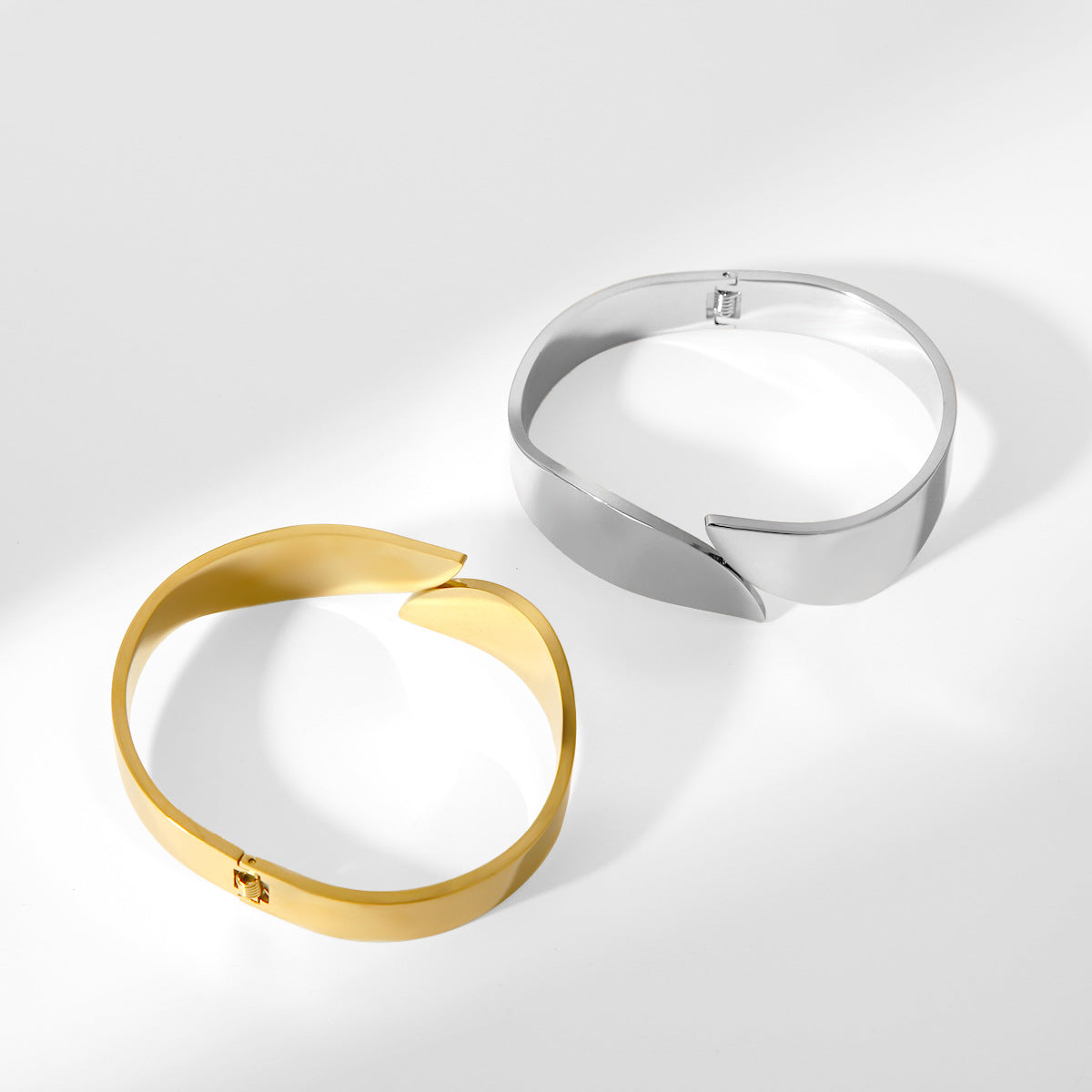 Bracciale rigido aperto minimalista da donna in acciaio inossidabile a larghezza ampia con finitura lucida