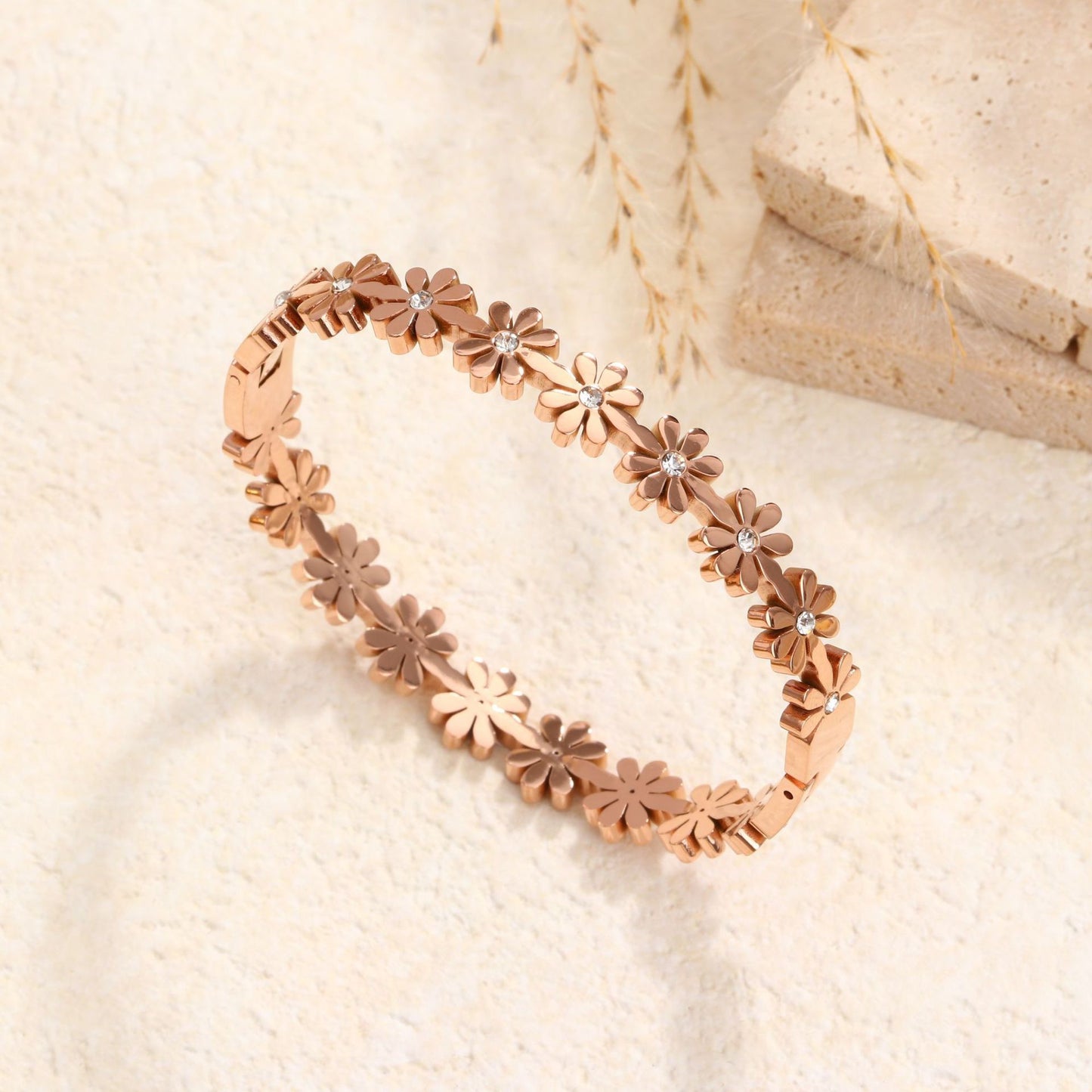 Bracciale Minimalista in Acciaio Inossidabile da Donna con Placcatura in Acciaio al Titanio e Intarsio di Strass a Forma Geometrica Ovale