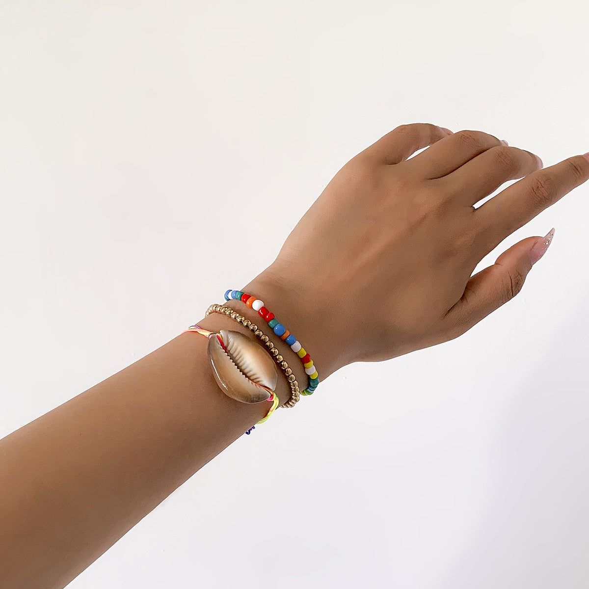 Bracciale elastico Boho Chic da donna con perline, ciondoli a conchiglia e dettagli a margherita in resina e plastica