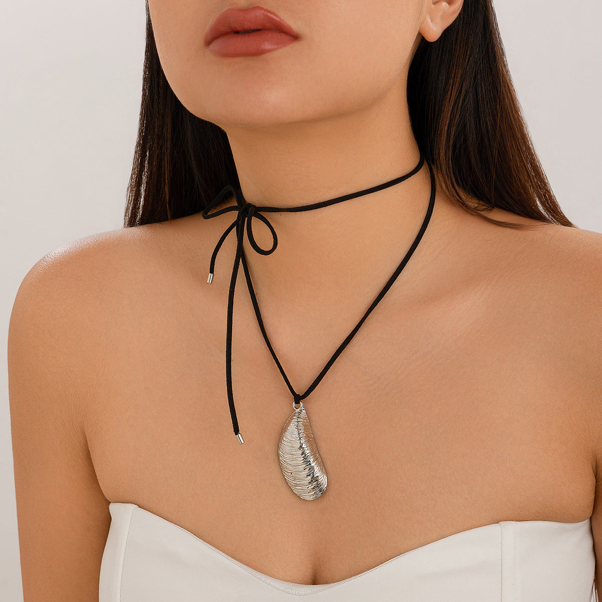 Collar con colgante de lágrima de rayas irregulares para mujer de aleación con acabado chapado, diseño geométrico, estilo atrevido y dulce-genial