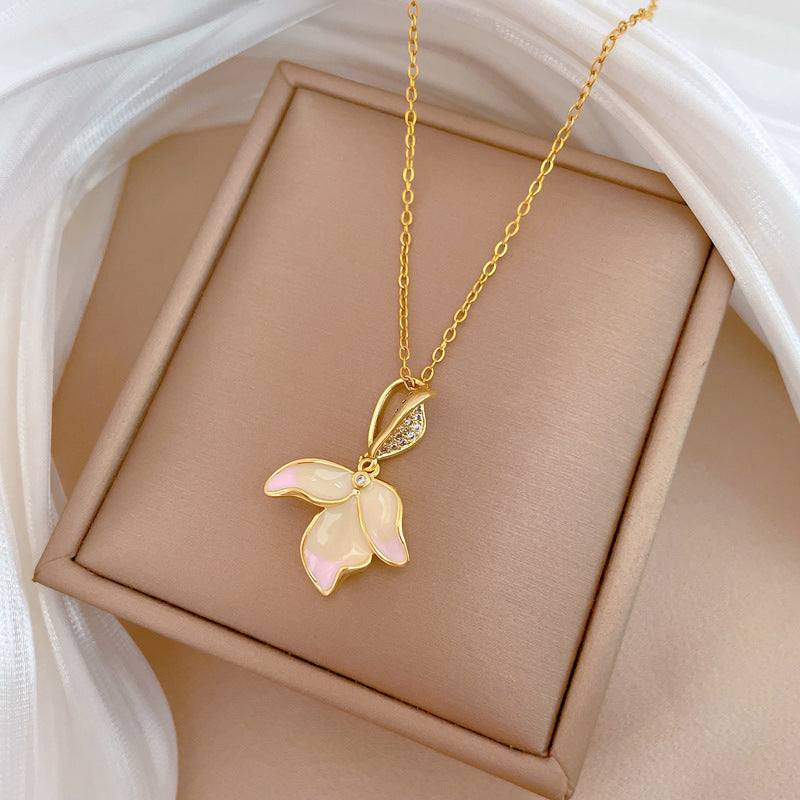 Collana Pendente Minimalista Floreale Geometrica in Acciaio al Titanio con Finitura Smaltata e Accenti di Zirconia Cubica da Donna
