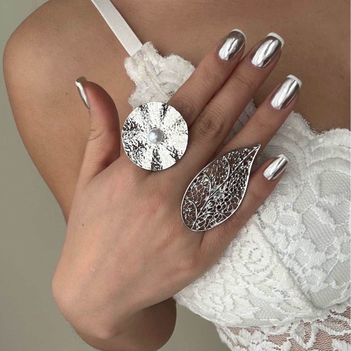 Anillo de aleación chapado, dulce, fresco, floral, con diseño de lazo de perla de imitación