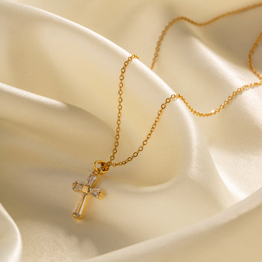 Collana da donna con ciondolo geometrico minimalista in acciaio inossidabile placcato oro 18 carati e intarsio in zircone bianco