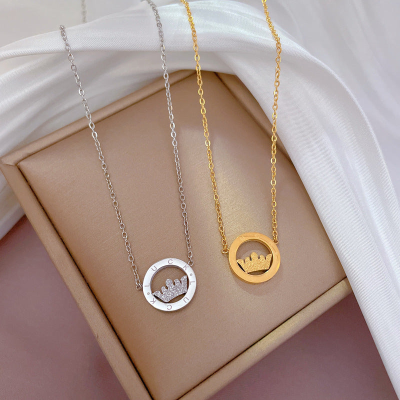 Collana Elegante da Donna con Ciondolo a Corona Placcato Oro in Acciaio al Titanio con Design Geometrico e Motivo Floreale, Delicata Catena alla Clavicola