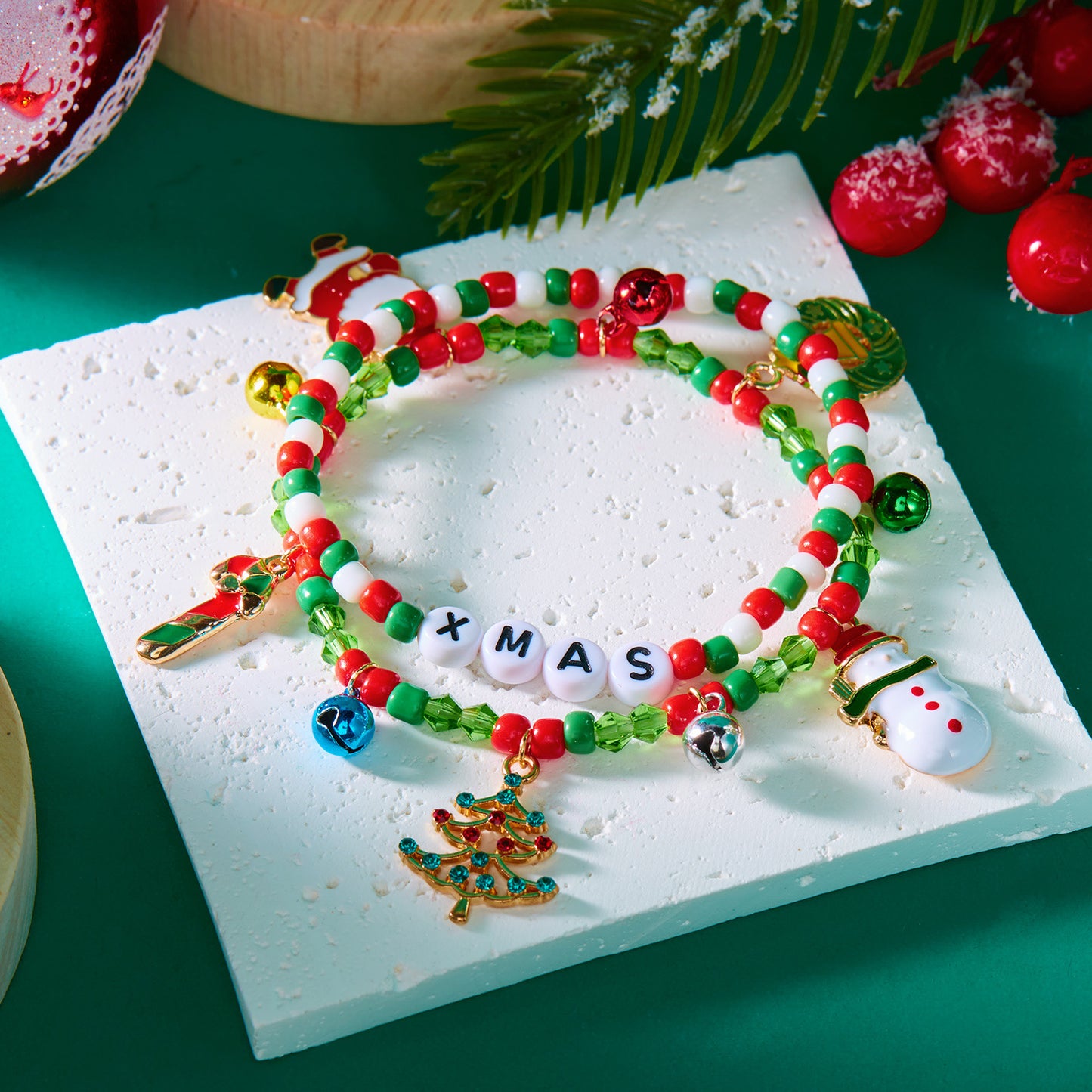 Braccialetto artigianale in stile Ins a tema natalizio da donna con ciondoli in lega di zinco a forma di Babbo Natale, pupazzo di neve, albero di Natale e perline con lettere