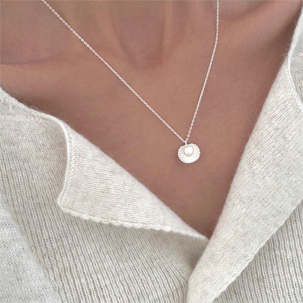 Collana minimalista con conchiglia geometrica e perla in argento sterling 925 placcato oro su catena snake