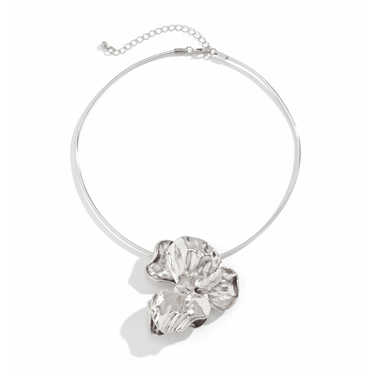 Collana girocollo da donna con fiore plissettato 3D in metallo audace con design floreale geometrico
