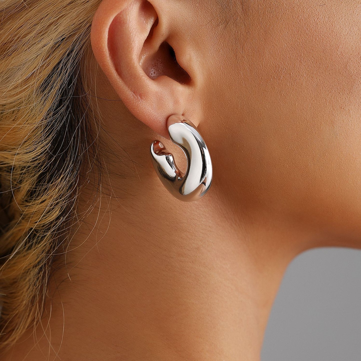 Vintage Geometric Resin C-Shaped Hoop Earrings for Women with Titanium Steel Posts and Electroplated Finish