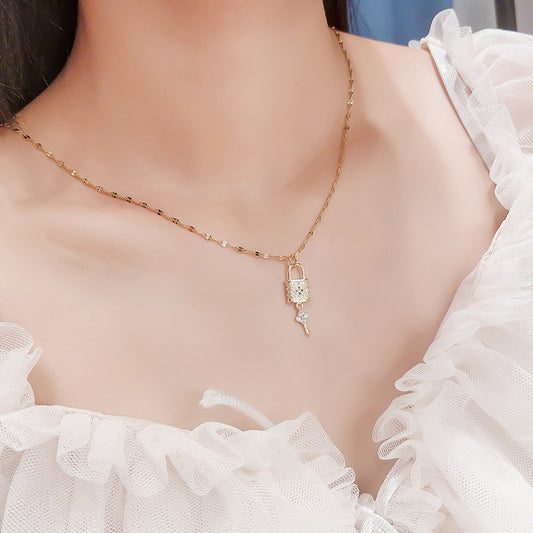 Collar con colgante de llave geométrico minimalista para mujer en acero de titanio con acabado chapado, cadena larga hasta la clavícula