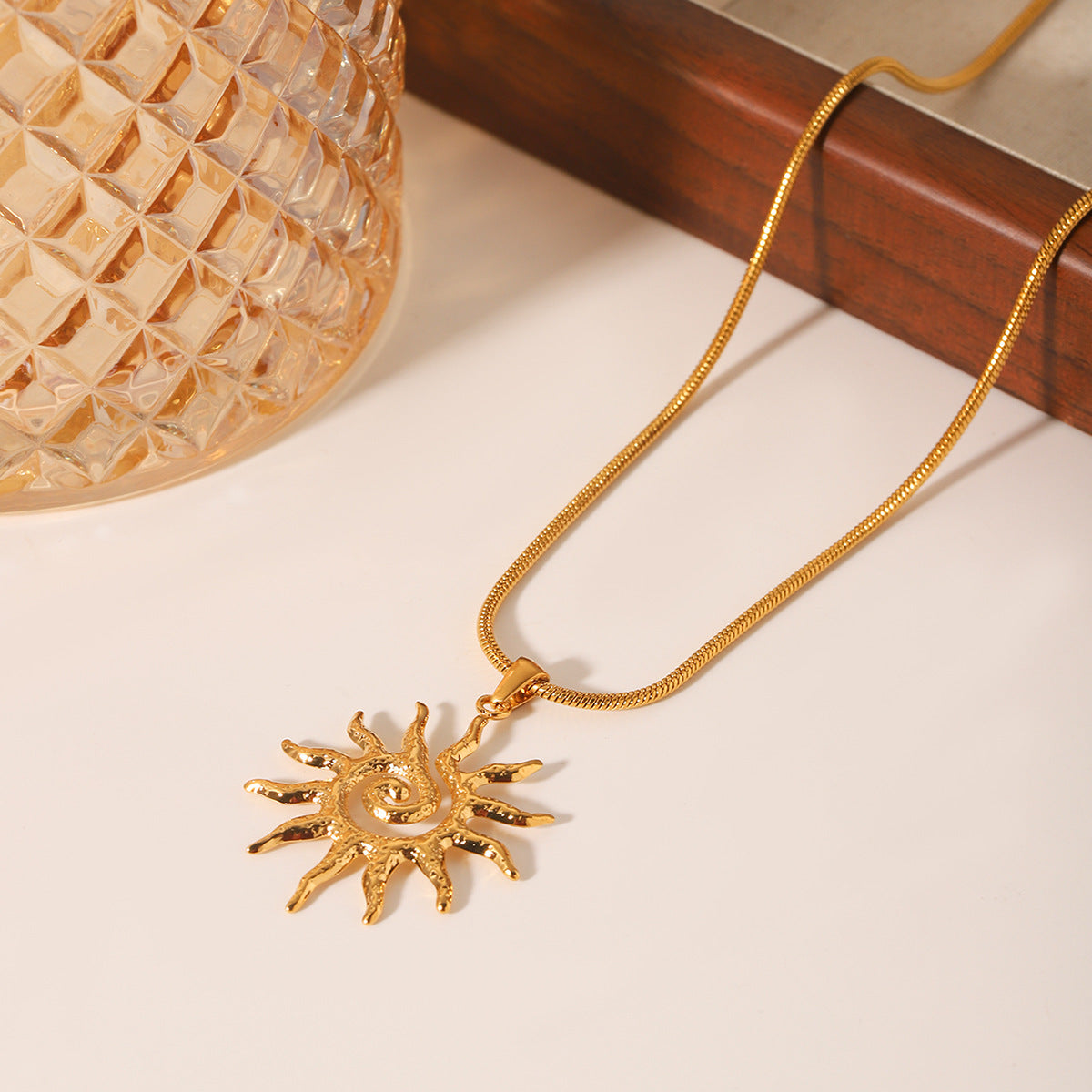Collana con ciondolo a sole geometrico minimalista in acciaio inossidabile con placcatura a catena snake da donna
