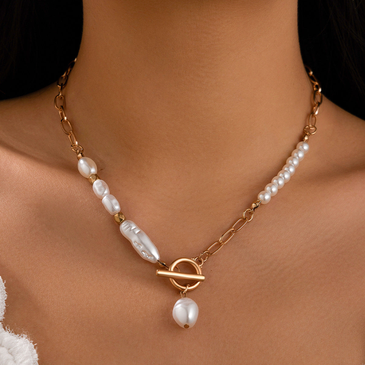 Collana Pendente Minimalista a Goccia Stile Barocco per Donna con Base in Lega, Finitura Galvanizzata, Dettagli Simil-Perla e Frange