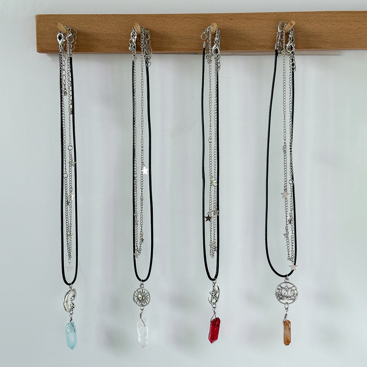 Collana da donna vintage bohémien multistrato con ciondolo occhio in cristallo, perline in resina e catena a sfere