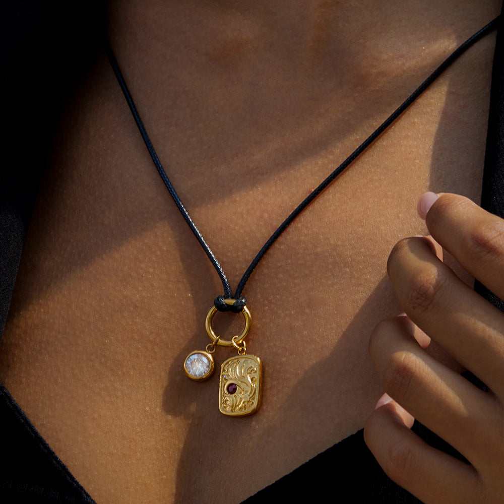Set Collana e Bracciale con Ciondolo a Croce Geometrica Minimalista a Corona con Numeri Romani in Acciaio al Titanio con Intarsi in Strass e Finitura Placcata da Donna