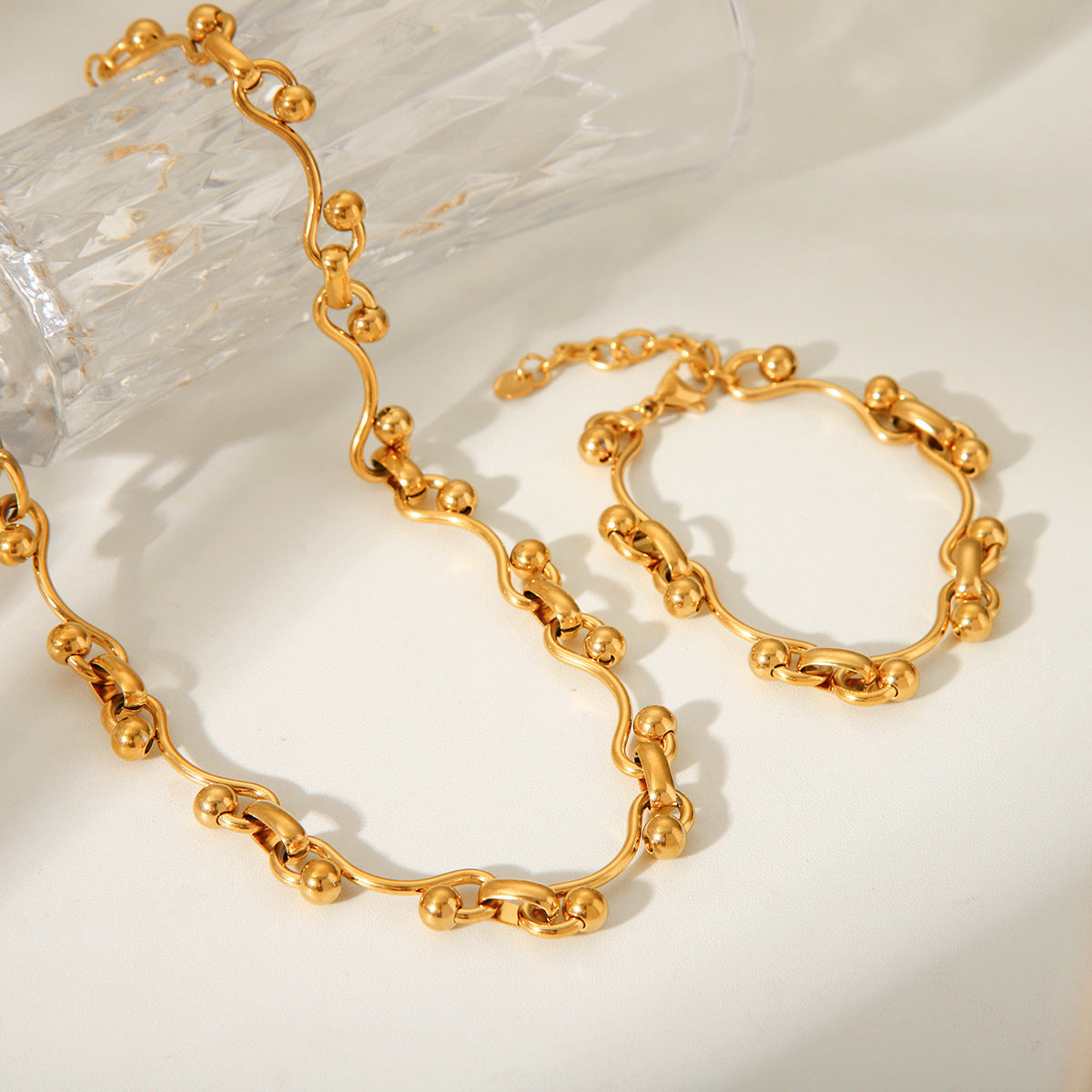Collana minimalistica geometrica in acciaio inossidabile da donna con finitura galvanizzata a catena fatta a mano