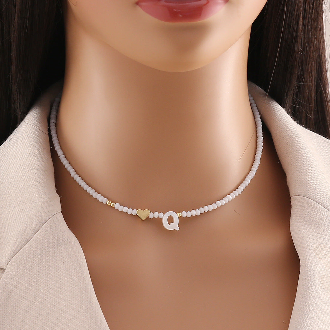 Collana con ciondolo a lettera dal design originale con ciondolo a conchiglia e perline di cristallo da donna