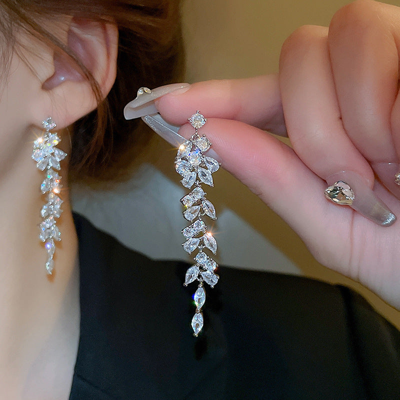 Orecchini pendenti con nappe geometriche minimaliste con intarsi di strass in rame placcato e perni in argento sterling 925 da donna