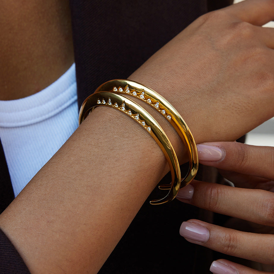 Elegante Bracciale in Acciaio al Titanio con Accenti di Strass Bianchi Motivo Cristallo di Ghiaccio Bracciale a Polsino Regolabile da Donna Minimalista alla Moda