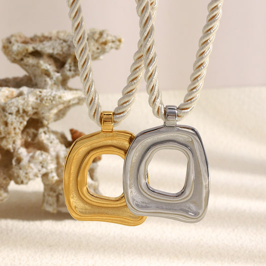 Collar colgante cuadrado hueco geométrico minimalista para mujer de acero inoxidable con baño de oro de 18 quilates