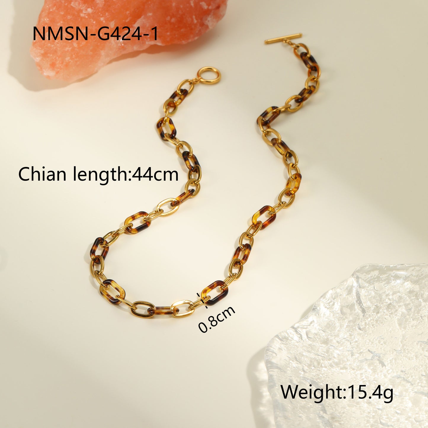 Collana da donna alla moda in acciaio inossidabile con elementi geometrici, inserti in resina e finitura placcata