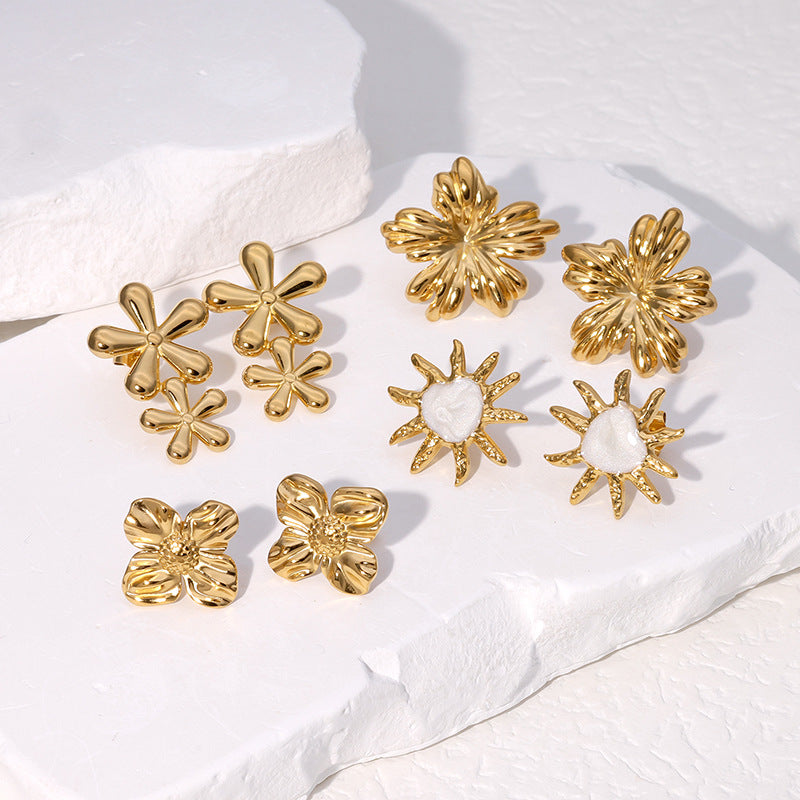 Orecchini a perno geometrici minimalisti in acciaio inossidabile placcati oro 18 carati, acciaio al titanio ipoallergenico, con accento a cuore, finitura elegante di lusso retrò