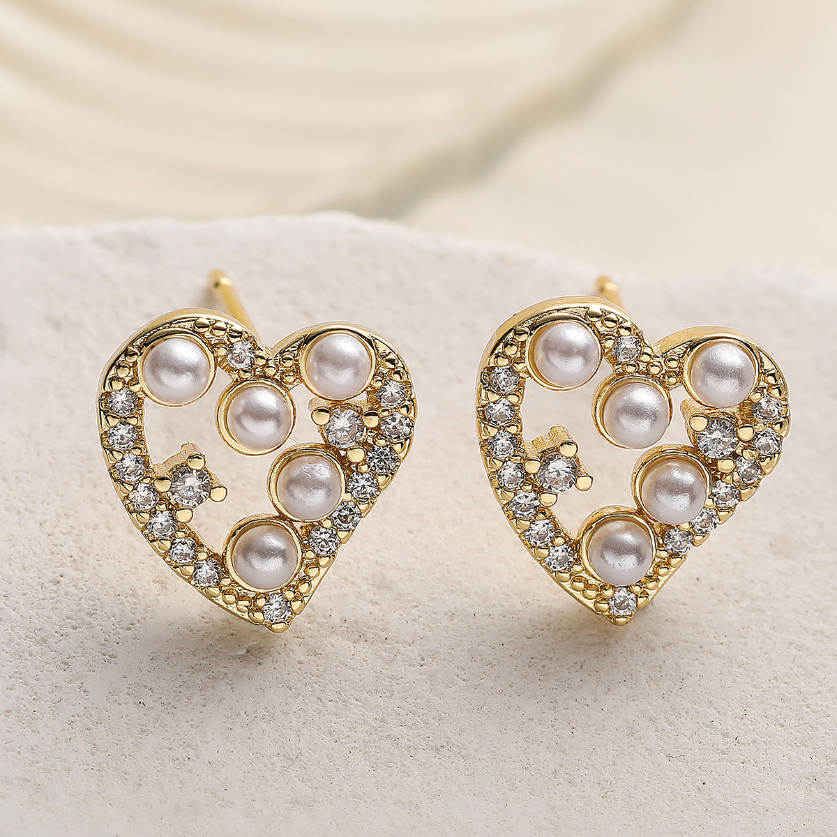 Minimalist Luxury 18K Gold Plated Brass Heart Stud Earrings with Cubic Zirconia and Pearl for Women