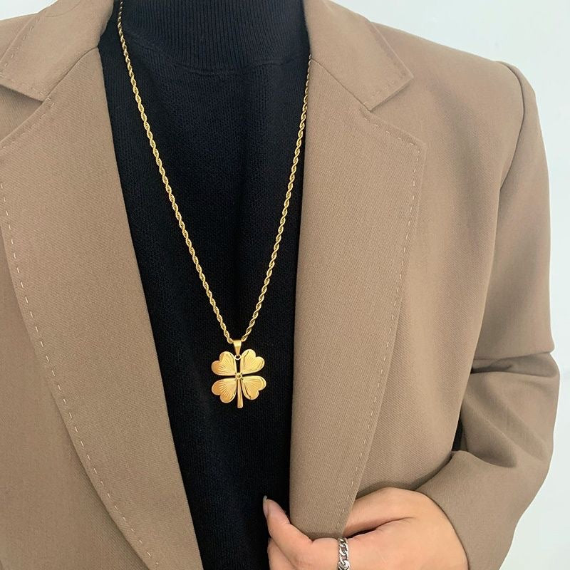 Collana con Ciondolo Trifoglio dal Design Originale da Donna in Acciaio al Titanio Placcato Oro, Catena Lunga Leggera di Lusso Stratificata