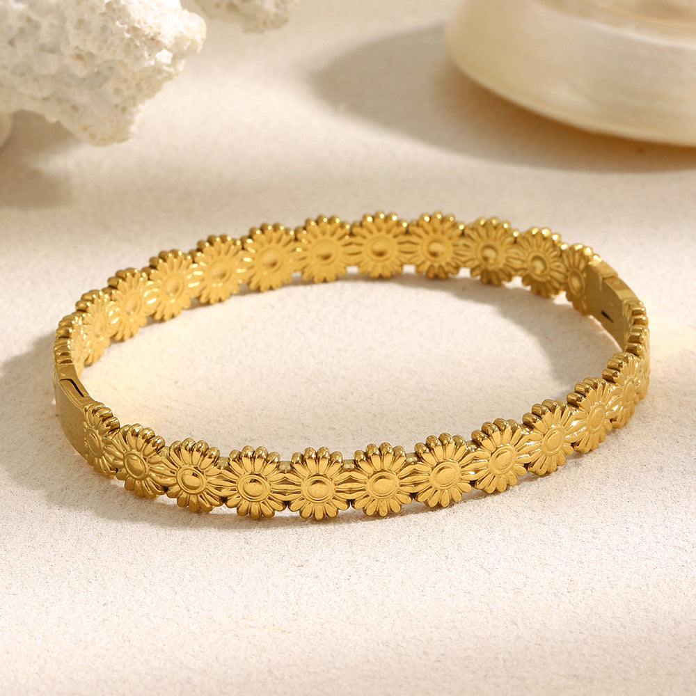 Fashionable Daisy-Shaped Stainless Steel Plated 18K Gold Cuff Bracelet for Women