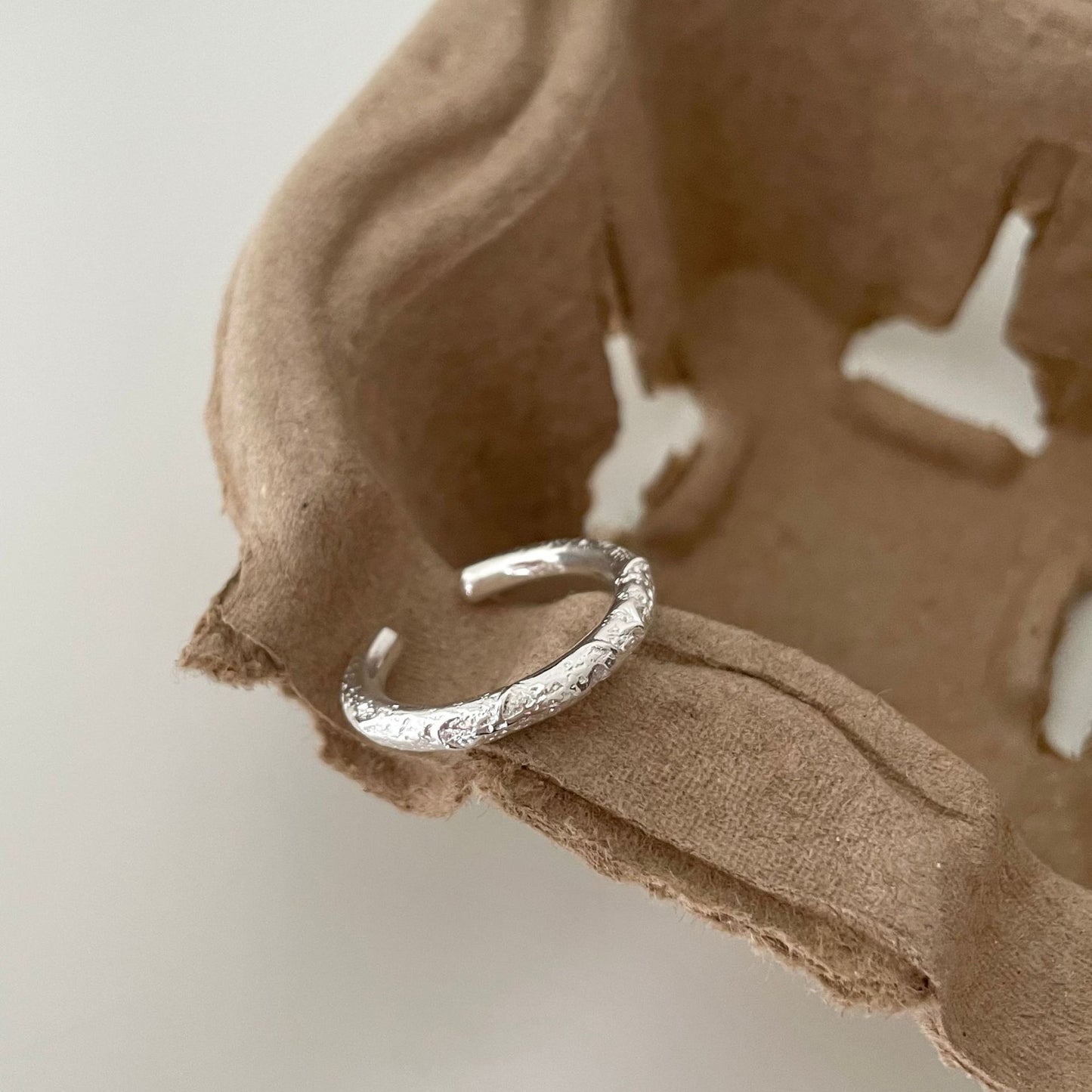Anello aperto minimalista geometrico irregolare superficie terrestre in argento sterling 925 con finitura testurizzata
