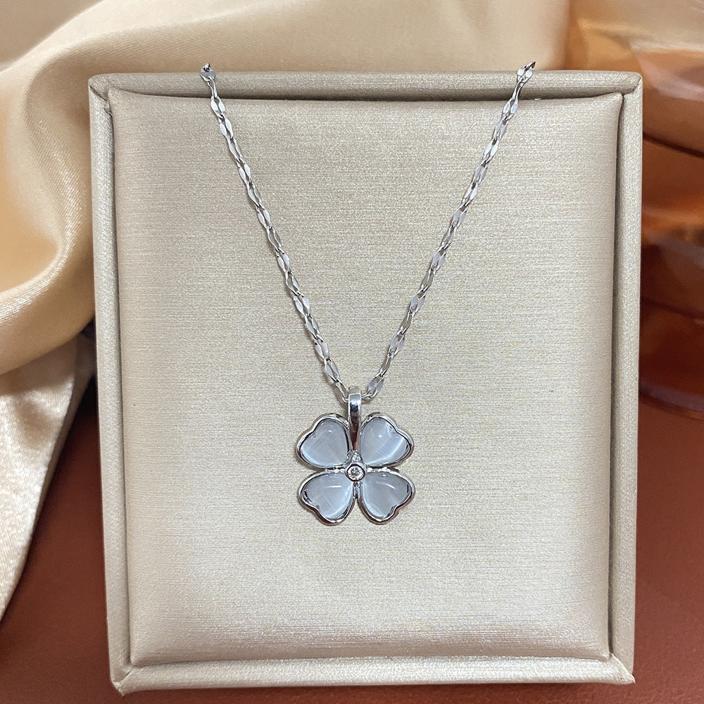 Collana da Donna a Forma di Trifoglio in Stile Naturale, in Acciaio al Titanio con Intarsio in Zirconi su Catena a Scatola