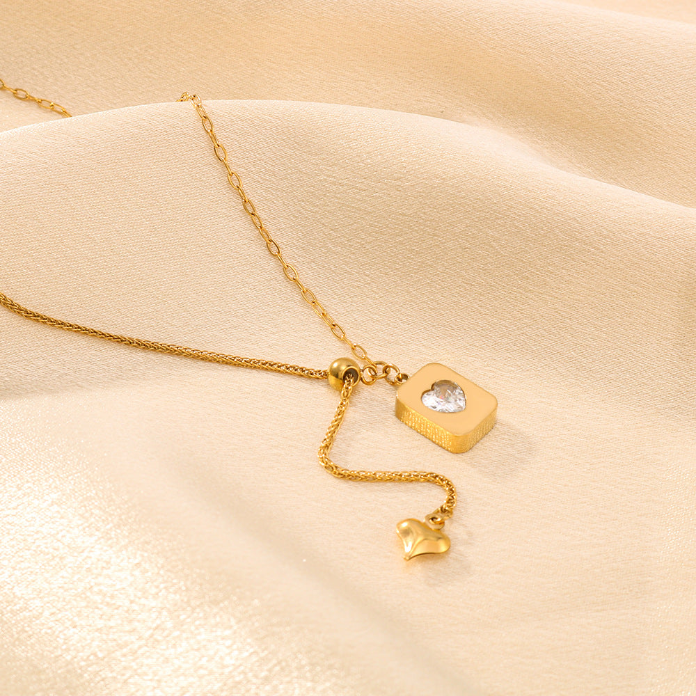 Collana con Pendente a Cuore Minimalista in Acciaio al Titanio con Intarsio in Zirconia Cubica e Placcatura in Oro 18K su Catena O per Donna